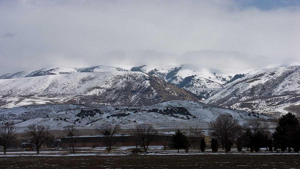 一排山上覆盖着大片大片的积雪.